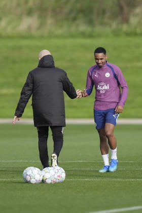 Manchester City Training, Champions League Manchester City manager Enzo Maresca greets Allan of Manchester City during the training session ahead of UEFA Champions League matchday 2 vs Paris Saint-Germain, Manchester City at Joie Stadium, Etihad Campus, Manchester, England on 13 October 2026 Credit: Steve Flynn Every Second Media Editorial use only. All images are copyright Every Second Media Limited. No images may be reproduced without prior permission. Copyright: xIMAGO EveryxSecondxMediax ESM-2218-0137 StevexFlynnx xEveryxSecondxMediax