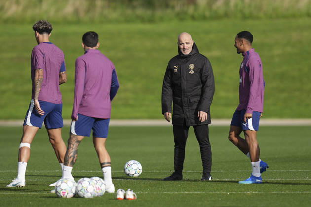 Manchester City Training, Champions League Manchester City manager Enzo Maresca speak with Allan of Manchester City during the training session ahead of UEFA Champions League matchday 2 vs Paris Saint-Germain, Manchester City at Joie Stadium, Etihad Campus, Manchester, England on 13 October 2026 Credit: Steve Flynn Every Second Media Editorial use only. All images are copyright Every Second Media Limited. No images may be reproduced without prior permission. Copyright: xIMAGO EveryxSecondxMediax ESM-2218-0138 StevexFlynnx xEveryxSecondxMediax
