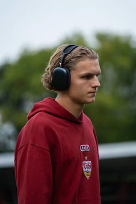 13.10.2026, xjyhynx, Fussball 3. Liga, VfB Stuttgart U23 - TSG Hoffenheim II, v.l. Tim van der Leij (9, VfB Stuttgart II) bei der Platzbegehung Aspach