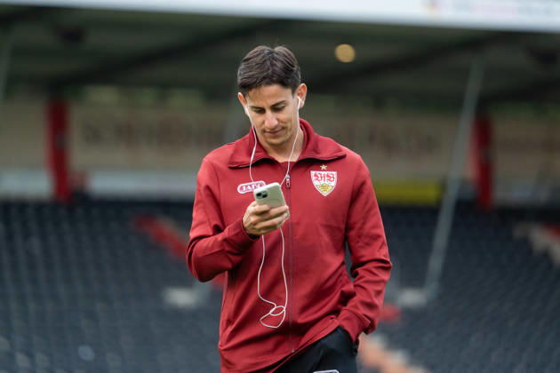 13.10.2026, xjyhynx, Fussball 3. Liga, VfB Stuttgart U23 - TSG Hoffenheim II, v.l. Nicolas Sessa (10, VfB Stuttgart II) bei der Platzbegehung Aspach