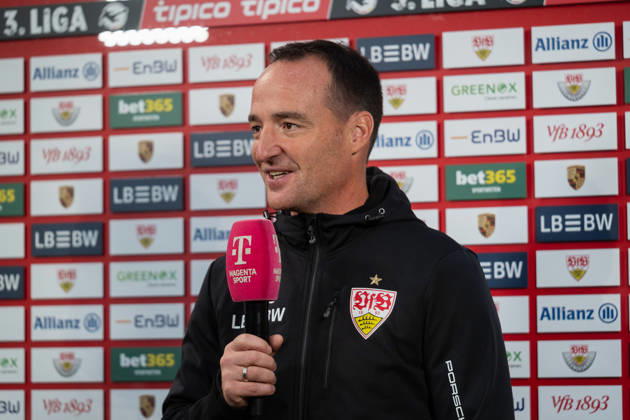 13.10.2026, xjyhynx, Fussball 3. Liga, VfB Stuttgart U23 - TSG Hoffenheim II, v.l. Nico Willig (Trainer, VfB Stuttgart II) beim Interview vor dem Spiel Aspach