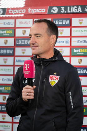 13.10.2026, xjyhynx, Fussball 3. Liga, VfB Stuttgart U23 - TSG Hoffenheim II, v.l. Nico Willig (Trainer, VfB Stuttgart II) beim Interview vor dem Spiel Aspach