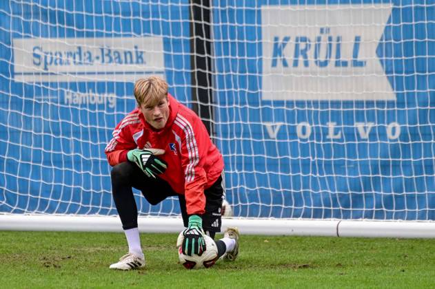 Sander Tangvik ( HSV ) hält den Ball Deutschland , Hamburg , Volksparkstadion , Fussball , 1. Bundesliga , Training des Hamburger SV