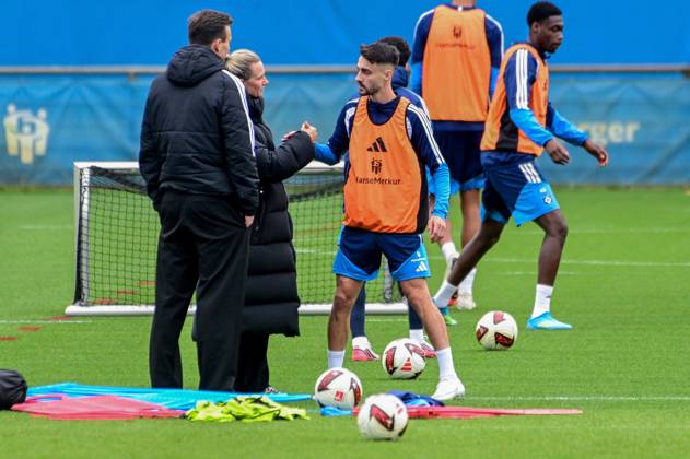 Claus Costa Direktor Profifußball Kathleen Krüger Vorstand begrüsst Vieira Fabio ( HSV ) Deutschland , Hamburg , Volksparkstadion , Fussball , 1. Bundesliga , Training des Hamburger SV