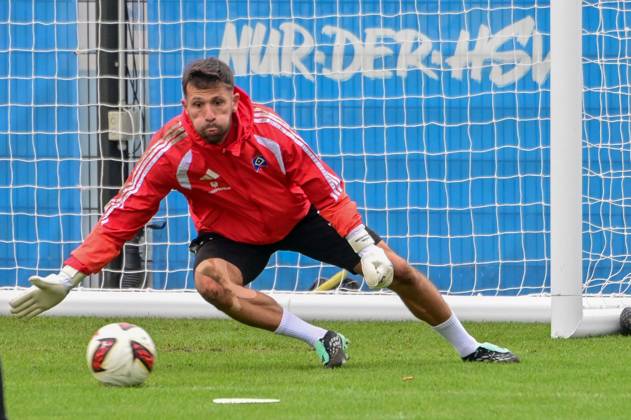 Heuer Fernandes Daniel ( HSV ) hält den Ball Deutschland , Hamburg , Volksparkstadion , Fussball , 1. Bundesliga , Training des Hamburger SV