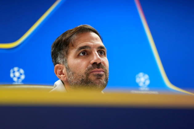 press conference, PK, Pressekonferenz Champions League Como 1907 2026 2027 Rotterdam - Coach Cesc Fabregas of Como 1907 looks on during a press conference before the Champions League match against Feyenoord Rotterdam. The press conference is set at Stadion Feijenoord on 13 October 2026 in Rotterdam, Netherlands. (Hero Images Yannick Verhoeven) Copyright: xYannickxVerhoevenx