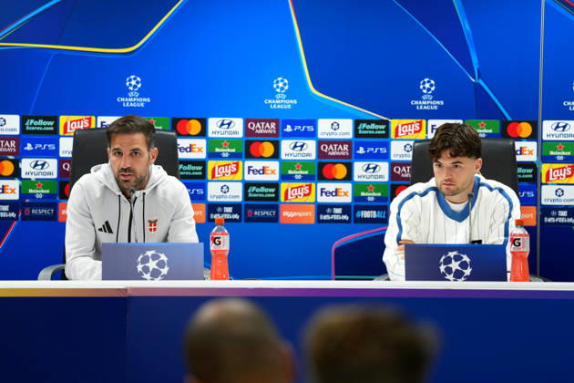 press conference, PK, Pressekonferenz Champions League Como 1907 2026 2027 Rotterdam - Coach Cesc Fabregas of Como 1907 and Martin Baturina of Como 1907 look on during a press conference before the Champions League match against Feyenoord Rotterdam. The press conference is set at Stadion Feijenoord on 13 October 2026 in Rotterdam, Netherlands. (Hero Images Yannick Verhoeven) Copyright: xYannickxVerhoevenx
