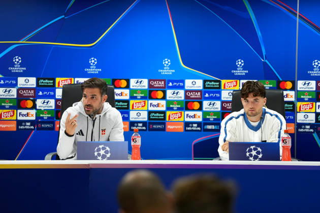 press conference, PK, Pressekonferenz Champions League Como 1907 2026 2027 Rotterdam - Coach Cesc Fabregas of Como 1907 talks with Martin Baturina of Como 1907 during a press conference before the Champions League match against Feyenoord Rotterdam. The press conference is set at Stadion Feijenoord on 13 October 2026 in Rotterdam, Netherlands. (Hero Images Yannick Verhoeven) Copyright: xYannickxVerhoevenx