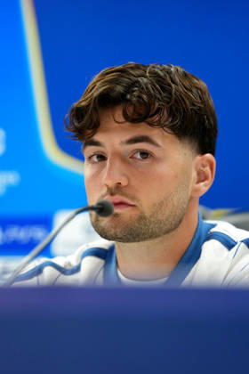 press conference, PK, Pressekonferenz Champions League Como 1907 2026 2027 Rotterdam - Martin Baturina of Como 1907 looks on during a press conference before the Champions League match against Feyenoord Rotterdam. The press conference is set at Stadion Feijenoord on 13 October 2026 in Rotterdam, Netherlands. (Hero Images Yannick Verhoeven) Copyright: xYannickxVerhoevenx