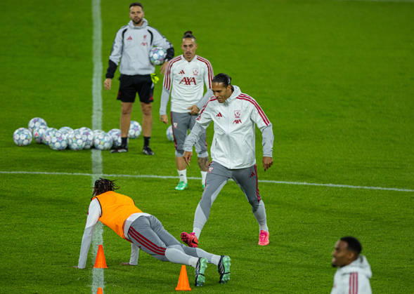 Football - UEFA Champions League - LASK v Liverpool FC - MD-1 LINZ, AUSTRIA - Tuesday, October 13, 2026: Liverpool s captain Virgil van Dijk during a training session ahead of the UEFA Champions League 2026 27 League Phase MD2 match between LASK and Liverpool FC at the Oberösterreich Arena. (Photo by David Rawcliffe Propaganda) LINZ Oberösterreich Arena UPPER AUSTRIA AUSTRIA  Copyright: xDavidxRawcliffex P2026-10-13-LASK_Liverpool_MD-1_Training-5