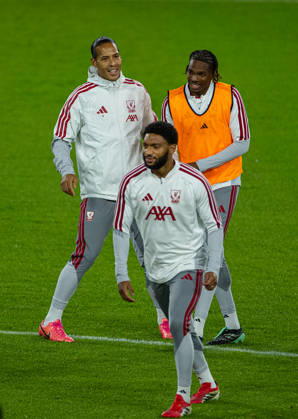 Football - UEFA Champions League - LASK v Liverpool FC - MD-1 LINZ, AUSTRIA - Tuesday, October 13, 2026: Liverpool s captain Virgil van Dijk (L) and JÃ rÃ my Jacquet during a training session ahead of the UEFA Champions League 2026 27 League Phase MD2 match between LASK and Liverpool FC at the Oberösterreich Arena. (Photo by David Rawcliffe Propaganda) LINZ Oberösterreich Arena UPPER AUSTRIA AUSTRIA  Copyright: xDavidxRawcliffex P2026-10-13-LASK_Liverpool_MD-1_Training-10