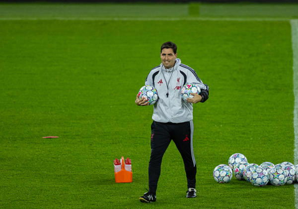 Football - UEFA Champions League - LASK v Liverpool FC - MD-1 LINZ, AUSTRIA - Tuesday, October 13, 2026: Liverpool s head coach Andoni Iraola during a training session ahead of the UEFA Champions League 2026 27 League Phase MD2 match between LASK and Liverpool FC at the Oberösterreich Arena. (Photo by David Rawcliffe Propaganda) LINZ Oberösterreich Arena UPPER AUSTRIA AUSTRIA  Copyright: xDavidxRawcliffex P2026-10-13-LASK_Liverpool_MD-1_Training-8
