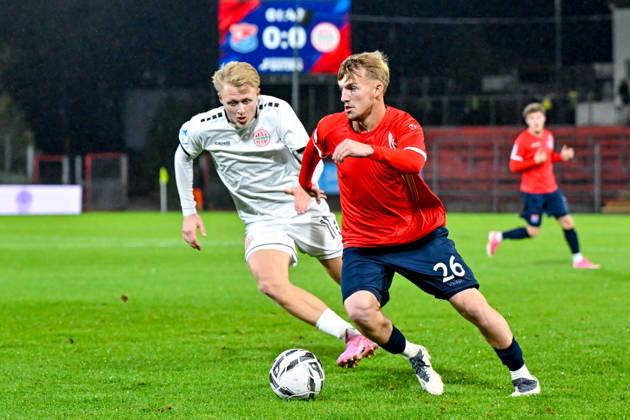 v.li.: Maximilian Seemueller (Landsberg, 11) Andy Breuer (Unterhaching, 26) im Zweikampf, Duell, duel, tackle, Dynamik, Action, Aktion, 13.10.2026, Unterhaching (Deutschland), Fussball, Regionalliga Bayern, SpVgg Unterhaching - TSV 1882 Landsberg