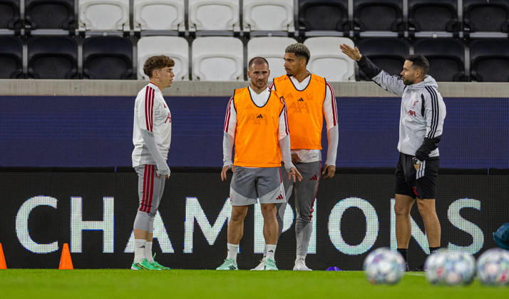 Football - UEFA Champions League - LASK v Liverpool FC - MD-1 LINZ, AUSTRIA - Tuesday, October 13, 2026: Liverpool s (L-R) Victor Munoz, Alexis Mac Allister and Ronald Araujo during a training session ahead of the UEFA Champions League 2026 27 League Phase MD2 match between LASK and Liverpool FC at the Oberösterreich Arena. (Photo by David Rawcliffe Propaganda) LINZ Oberösterreich Arena UPPER AUSTRIA AUSTRIA  Copyright: xDavidxRawcliffex P2026-10-13-LASK_Liverpool_MD-1_Training-31