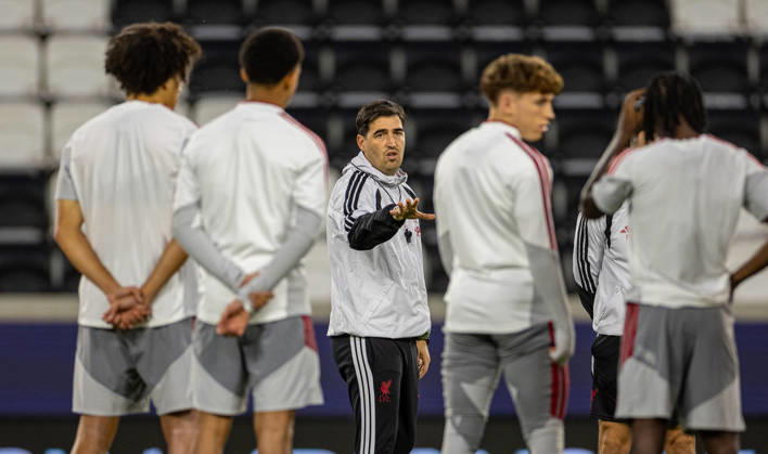 Football - UEFA Champions League - LASK v Liverpool FC - MD-1 LINZ, AUSTRIA - Tuesday, October 13, 2026: Liverpool s head coach Andoni Iraola during a training session ahead of the UEFA Champions League 2026 27 League Phase MD2 match between LASK and Liverpool FC at the Oberösterreich Arena. (Photo by David Rawcliffe Propaganda) LINZ Oberösterreich Arena UPPER AUSTRIA AUSTRIA  Copyright: xDavidxRawcliffex P2026-10-13-LASK_Liverpool_MD-1_Training-36