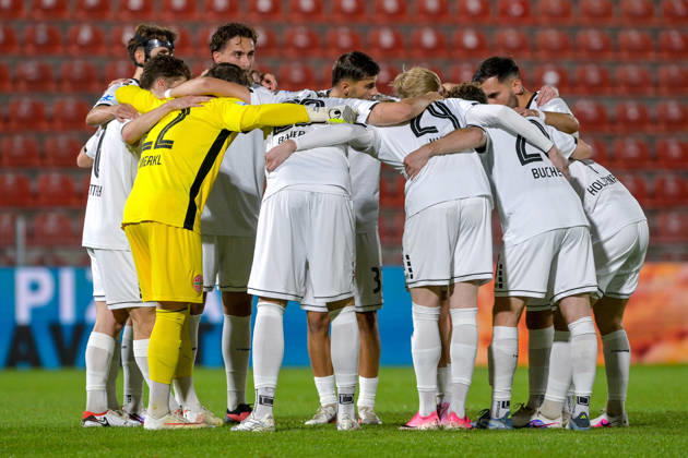 Landsberger Spieler schwoeren sich mit einem Mannschaftskreis, Teamkreis, Konzentration, Kameradschaft, Ansprache, Motivation, vor dem Anpfiff ein, 13.10.2026, Unterhaching (Deutschland), Fussball, Regionalliga Bayern, SpVgg Unterhaching - TSV 1882 Landsberg