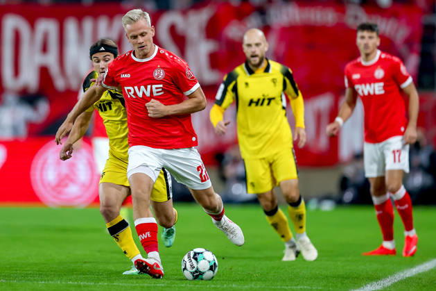 13.10.2026, Fußball, 3.Liga, Rot-Weiss Essen - SC Fortuna Köln, Stadion Hafenstraße, 09.Spieltag, Saison 2026 27: Janne Sietan (RWE 22) im Zweikampf gegen Bennit Bröger (SC Fortuna Köln 38) DFB regulations prohibit any use of photographs as image sequences and or quasi-video. Nordrhein-Westfalen Deutschland