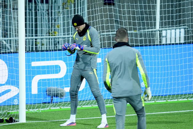 Champions League Bodo Glimt Borussia Dortmund Bodo 20261013 Borussia Dortmund s goalkeepers are training while wearing a certain type of glasses at Aspmyra Stadium, the day of the Champions League soccer match between Bodo Glimt and Borussia Dortmund. Photo: Terje Pedersen, NTB, Bodo, Norway. EDITORIAL USE ONLY. RESTRICTED USE FOR BETTING COMPANIES.  Copyright: xTerjexPedersenx xNTBx