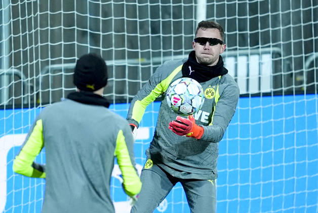 Champions League Bodo Glimt Borussia Dortmund Bodo 20261013 Borussia Dortmund s goalkeepers are training while wearing a certain type of glasses at Aspmyra Stadium, the day of the Champions League soccer match between Bodo Glimt and Borussia Dortmund. Photo: Terje Pedersen, NTB, Bodo, Norway. EDITORIAL USE ONLY. RESTRICTED USE FOR BETTING COMPANIES.  Copyright: xTerjexPedersenx xNTBx