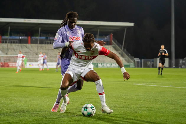 13.10.2026, xjyhynx, Fussball 3. Liga, VfB Stuttgart U23 - TSG Hoffenheim II, v.l. Jykese Fields (11, TSG Hoffenheim II) gegen Joyeux Masanka Bungi (24, VfB Stuttgart II) Aspach