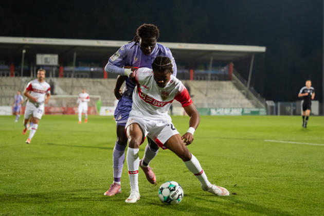 13.10.2026, xjyhynx, Fussball 3. Liga, VfB Stuttgart U23 - TSG Hoffenheim II, v.l. Jykese Fields (11, TSG Hoffenheim II) gegen Joyeux Masanka Bungi (24, VfB Stuttgart II) Aspach