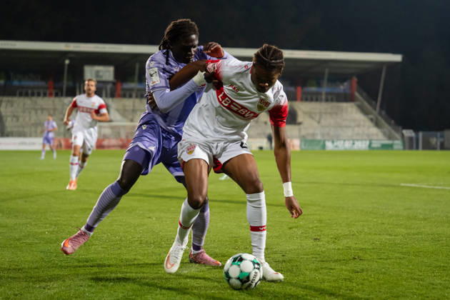 13.10.2026, xjyhynx, Fussball 3. Liga, VfB Stuttgart U23 - TSG Hoffenheim II, v.l. Jykese Fields (11, TSG Hoffenheim II) gegen Joyeux Masanka Bungi (24, VfB Stuttgart II) Aspach