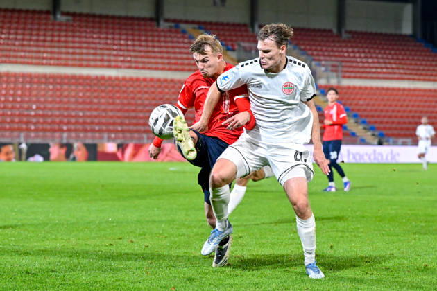 v.li.: Andy Breuer (Unterhaching, 26) Leon Bucher (Landsberg, 20) im Zweikampf, Duell, duel, tackle, Dynamik, Action, Aktion, 13.10.2026, Unterhaching (Deutschland), Fussball, Regionalliga Bayern, SpVgg Unterhaching - TSV 1882 Landsberg