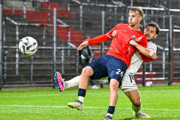 v.li.: Andy Breuer (Unterhaching, 26) Maximilian Holdenrieder (Landsberg, 14) im Zweikampf, Duell, duel, tackle, Dynamik, Action, Aktion, 13.10.2026, Unterhaching (Deutschland), Fussball, Regionalliga Bayern, SpVgg Unterhaching - TSV 1882 Landsberg