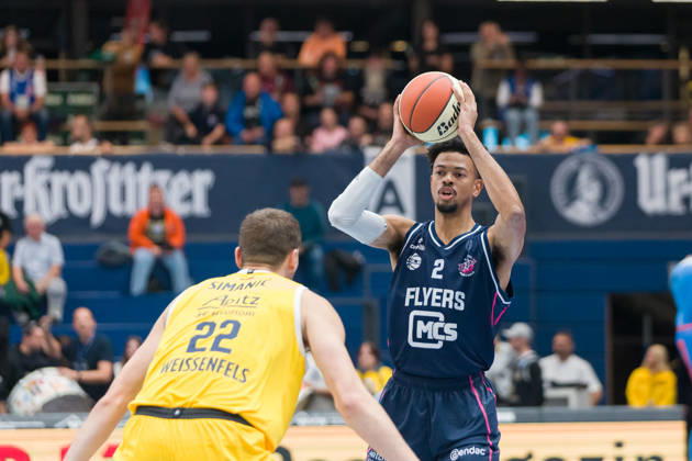Borisa Simanic (MBC, 22), Michael Diggins Jr (Bristol, 2), Syntainics MBC vs. Bristol Flyers, European North Basketball League, ENBL, 2026 27, Deutschland, Großbritannien, 13.10.2026 Weissenfels Stadthalle Sachsen-Anhalt Deutschland