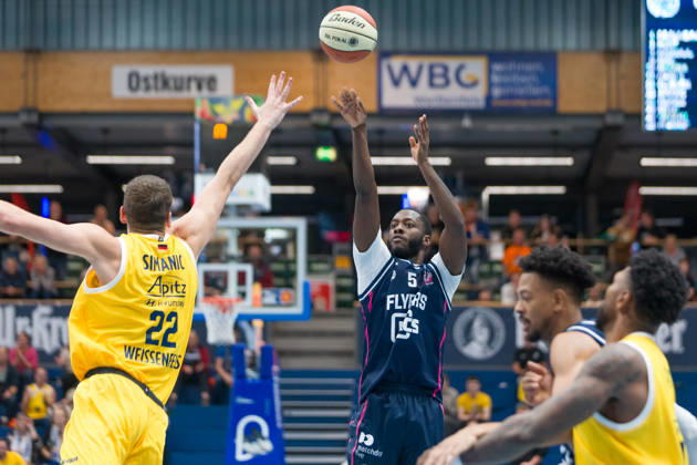 Borisa Simanic (MBC, 22), Davion Bailey (Bristol, 5), Syntainics MBC vs. Bristol Flyers, European North Basketball League, ENBL, 2026 27, Deutschland, Großbritannien, 13.10.2026 Weissenfels Stadthalle Sachsen-Anhalt Deutschland