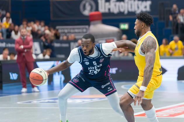Davion Bailey (Bristol, 5), Anthony Gaines (MBC, 11), Syntainics MBC vs. Bristol Flyers, European North Basketball League, ENBL, 2026 27, Deutschland, Großbritannien, 13.10.2026 Weissenfels Stadthalle Sachsen-Anhalt Deutschland