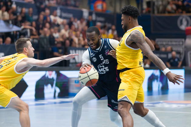 Spencer Reaves (MBC, 31), Davion Bailey (Bristol, 5), Anthony Gaines (MBC, 11), Syntainics MBC vs. Bristol Flyers, European North Basketball League, ENBL, 2026 27, Deutschland, Großbritannien, 13.10.2026 Weissenfels Stadthalle Sachsen-Anhalt Deutschland