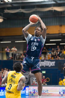 DeLonnie Hunt (MBC, 3), Cam Holden (Bristol, 0), Syntainics MBC vs. Bristol Flyers, European North Basketball League, ENBL, 2026 27, Deutschland, Großbritannien, 13.10.2026 Weissenfels Stadthalle Sachsen-Anhalt Deutschland