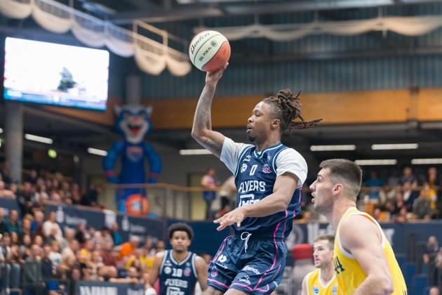 Cam Holden (Bristol, 0), Jure Planinic (MBC, 44), Syntainics MBC vs. Bristol Flyers, European North Basketball League, ENBL, 2026 27, Deutschland, Großbritannien, 13.10.2026 Weissenfels Stadthalle Sachsen-Anhalt Deutschland