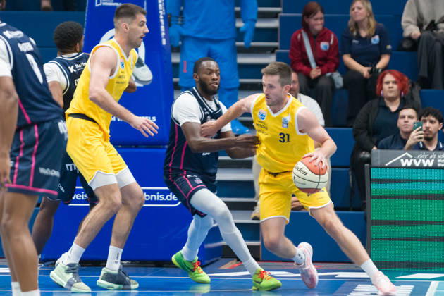 Jure Planinic (MBC, 44), Davion Bailey (Bristol, 5), Spencer Reaves (MBC, 31), Syntainics MBC vs. Bristol Flyers, European North Basketball League, ENBL, 2026 27, Deutschland, Großbritannien, 13.10.2026 Weissenfels Stadthalle Sachsen-Anhalt Deutschland