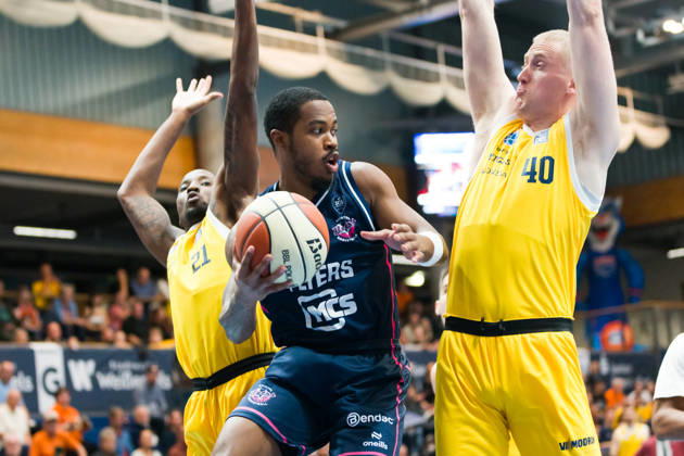 Kris Clyburn (MBC, 21), Kasen Jennings (Bristol, 13), Collin Welp (MBC, 40), Syntainics MBC vs. Bristol Flyers, European North Basketball League, ENBL, 2026 27, Deutschland, Großbritannien, 13.10.2026 Weissenfels Stadthalle Sachsen-Anhalt Deutschland