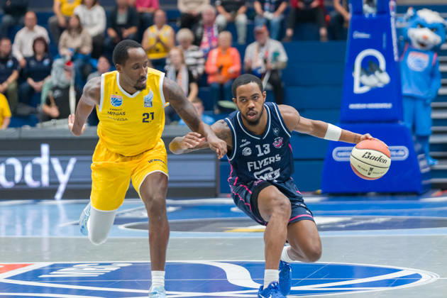 Kris Clyburn (MBC, 21), Kasen Jennings (Bristol, 13), Syntainics MBC vs. Bristol Flyers, European North Basketball League, ENBL, 2026 27, Deutschland, Großbritannien, 13.10.2026 Weissenfels Stadthalle Sachsen-Anhalt Deutschland