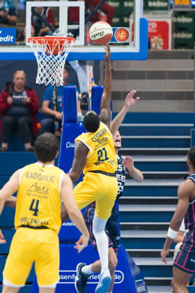 Vuk Radojicic (MBC, 4), Kris Clyburn (MBC, 21), Milos Dugalic (Bristol, 25), Syntainics MBC vs. Bristol Flyers, European North Basketball League, ENBL, 2026 27, Deutschland, Großbritannien, 13.10.2026 Weissenfels Stadthalle Sachsen-Anhalt Deutschland