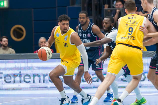 Kostja Mushidi (MBC, 10), Kasen Jennings (Bristol, 13), Davion Bailey (Bristol, 5), Kresimir Nikic (MBC. 9), Syntainics MBC vs. Bristol Flyers, European North Basketball League, ENBL, 2026 27, Deutschland, Großbritannien, 13.10.2026 Weissenfels Stadthalle Sachsen-Anhalt Deutschland