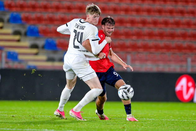 v.li.: Benedikt Kuhn (Landsberg, 24) Jeroen Krupa (Unterhaching, 9) im Zweikampf, Duell, duel, tackle, Dynamik, Action, Aktion, 13.10.2026, Unterhaching (Deutschland), Fussball, Regionalliga Bayern, SpVgg Unterhaching - TSV 1882 Landsberg