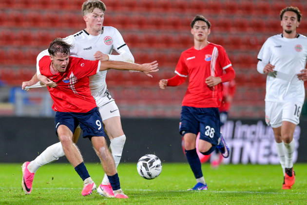 v.li.: Jeroen Krupa (Unterhaching, 9) Benedikt Kuhn (Landsberg, 24) im Zweikampf, Duell, duel, tackle, Dynamik, Action, Aktion, 13.10.2026, Unterhaching (Deutschland), Fussball, Regionalliga Bayern, SpVgg Unterhaching - TSV 1882 Landsberg