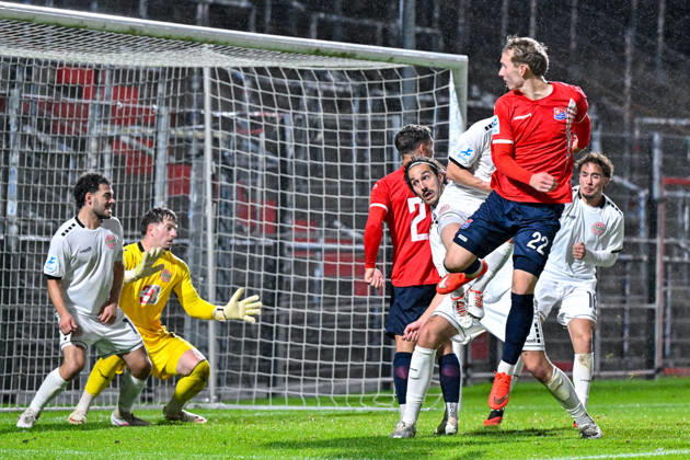 Cornelius Pfeiffer (Unterhaching, 22) köpft das Tor zum 2:0 v.li.: Maximilian Holdenrieder (Landsberg, 14) Maurice Merkl (Torwart, Landsberg, 22) Cornelius Pfeiffer (Unterhaching, 22), 13.10.2026, Unterhaching (Deutschland), Fussball, Regionalliga Bayern, SpVgg Unterhaching - TSV 1882 Landsberg