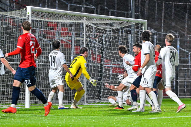 Cornelius Pfeiffer (Unterhaching, 22) (li.) schaut seinem Kopfball hinterher der im Tor landet, 13.10.2026, Unterhaching (Deutschland), Fussball, Regionalliga Bayern, SpVgg Unterhaching - TSV 1882 Landsberg