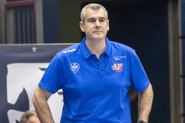 ENBL - 2026 2027 - Syntainics MBC vs.Bristol Flyers Weissenfels, Deutschland 13.Oktober 2026: Im Bild:Haed Coach Andreas Kapoulas (Bristol) Weissenfels Stadthalle Sachsen-Anhalt Deutschland