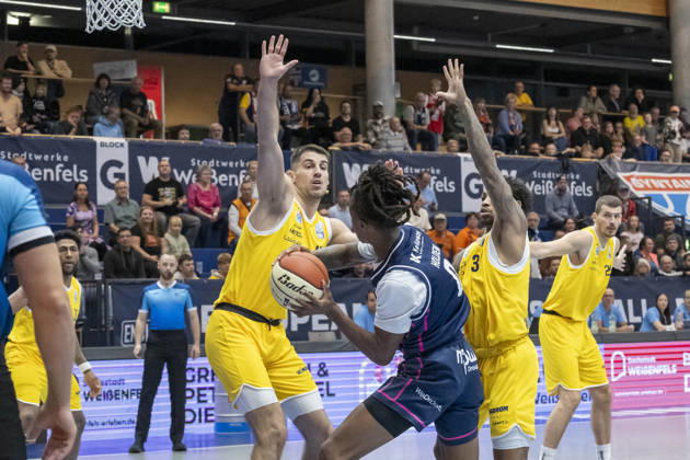 ENBL - 2026 2027 - Syntainics MBC vs.Bristol Flyers Weissenfels, Deutschland 13.Oktober 2026: Im Bild:v. li. im Zweikampf Jure Planinic (Weissenfels), Cam Holden (Bristol) ud DeLonnie Hunt (Weissenfels) Weissenfels Stadthalle Sachsen-Anhalt Deutschland