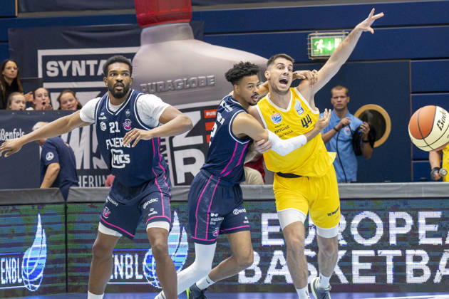 ENBL - 2026 2027 - Syntainics MBC vs.Bristol Flyers Weissenfels, Deutschland 13.Oktober 2026: Im Bild:v.li.Marcus Delpeche (Bristol), Michael Diggins Jr. (Bristol) und Jure Planinic (Weissenfels) Weissenfels Stadthalle Sachsen-Anhalt Deutschland