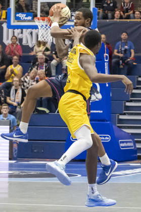 ENBL - 2026 2027 - Syntainics MBC vs.Bristol Flyers Weissenfels, Deutschland 13.Oktober 2026: Im Bild:v.li.Kasen Jennings (Bristol) und Kris Clyburn (Weissenfels) Weissenfels Stadthalle Sachsen-Anhalt Deutschland