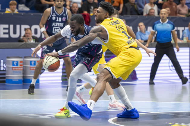 ENBL - 2026 2027 - Syntainics MBC vs.Bristol Flyers Weissenfels, Deutschland 13.Oktober 2026: Im Bild:v. li. im Zweikampf Davion Bailey (Bristol) und Kostja Mushidi (Weissenfels) Weissenfels Stadthalle Sachsen-Anhalt Deutschland