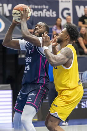 ENBL - 2026 2027 - Syntainics MBC vs.Bristol Flyers Weissenfels, Deutschland 13.Oktober 2026: Im Bild:v. li. im Zweikampf Davion Bailey (Bristol) und Anthony Gaines (Weissenfels) Weissenfels Stadthalle Sachsen-Anhalt Deutschland