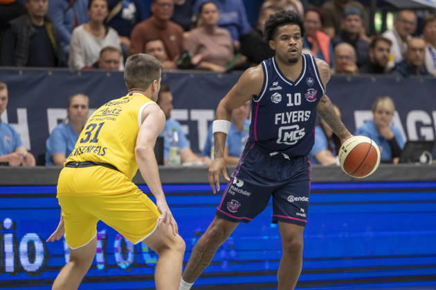 ENBL - 2026 2027 - Syntainics MBC vs.Bristol Flyers Weissenfels, Deutschland 13.Oktober 2026: Im Bild:v.li.Spencer Reaves (Weissenfels) und Zach Anderson (Bristol) Weissenfels Stadthalle Sachsen-Anhalt Deutschland